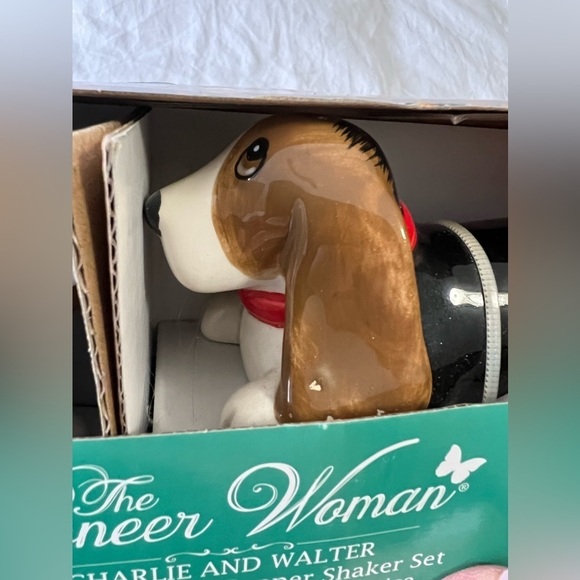 The Pioneer Woman Charlie & Walter Dog Stoneware Salt & Pepper Shaker Set NIB - Picture 8 of 9